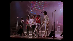 The Jacksons performing Wanna be startin' somethin' during the Victory Tour on Thriller 40 bluray