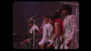 The Jacksons performing Wanna be startin' somethin' during the Victory Tour on Thriller 40 bluray