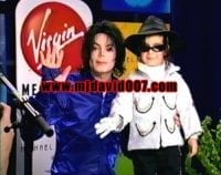 Invincible signing at Virgin Megastore 2001 - Imagen 5
